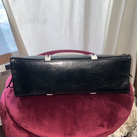 Black & White handheld purse white handles zipper closure 12” x 4” x 5” handbag - Picture 5 of 12